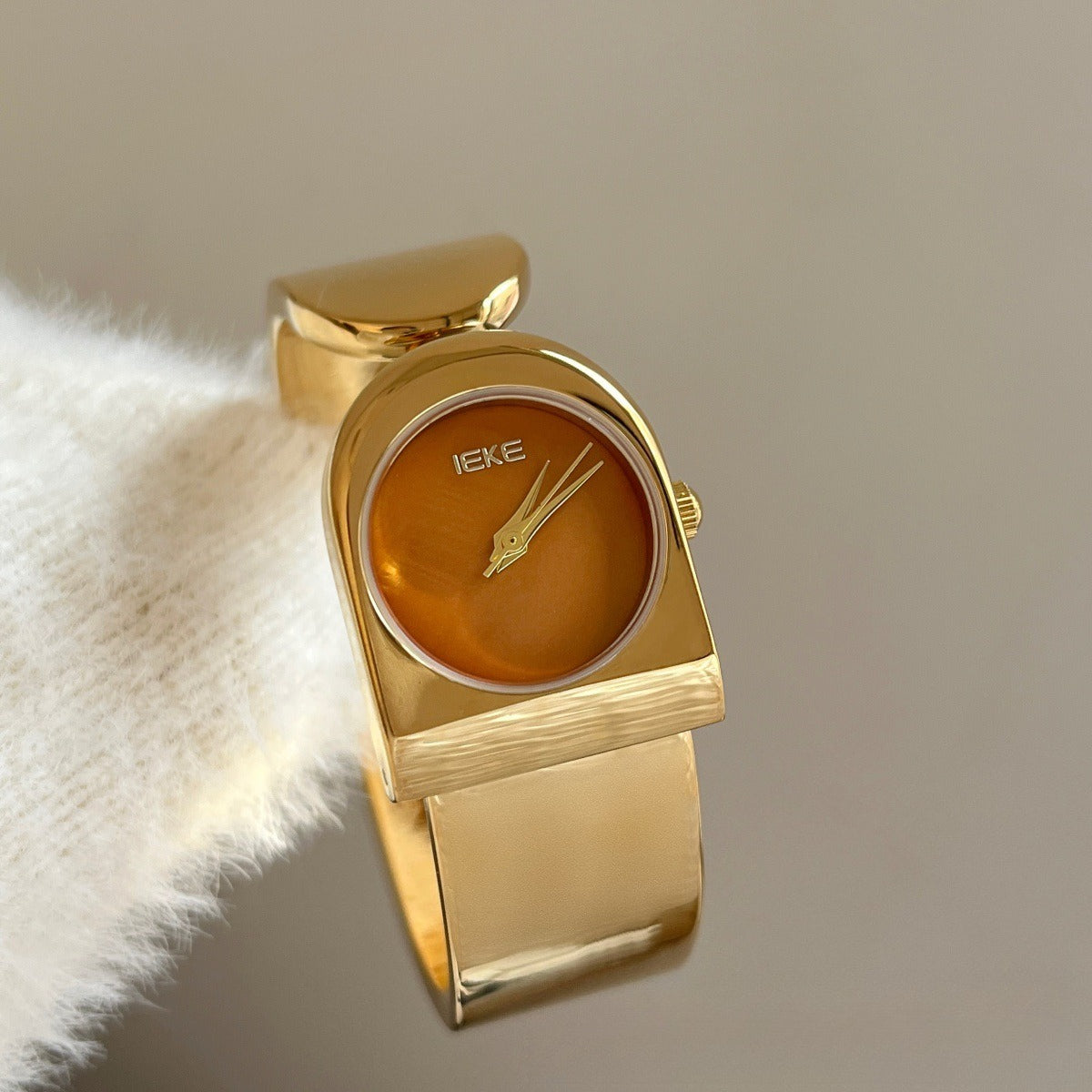 Minimalist retro dumb clock bracelet watch for women - niche, high-end, light luxury, exquisite, and elegant ladies' watch