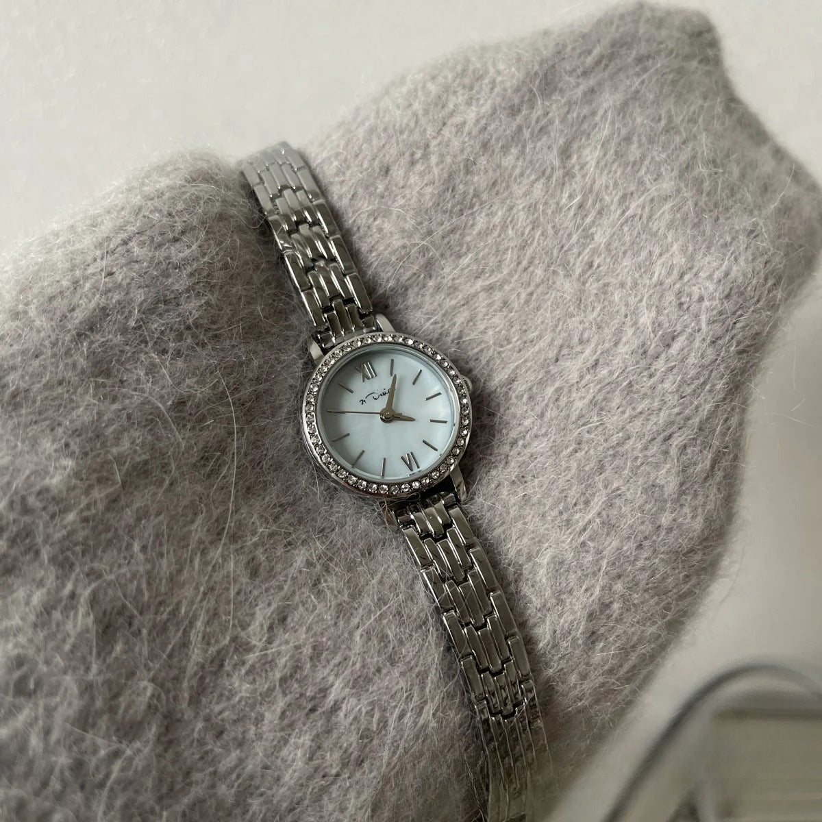 Blue mother-of-pearl dial watch - women's elegant, niche, high-end, exquisite quartz watch