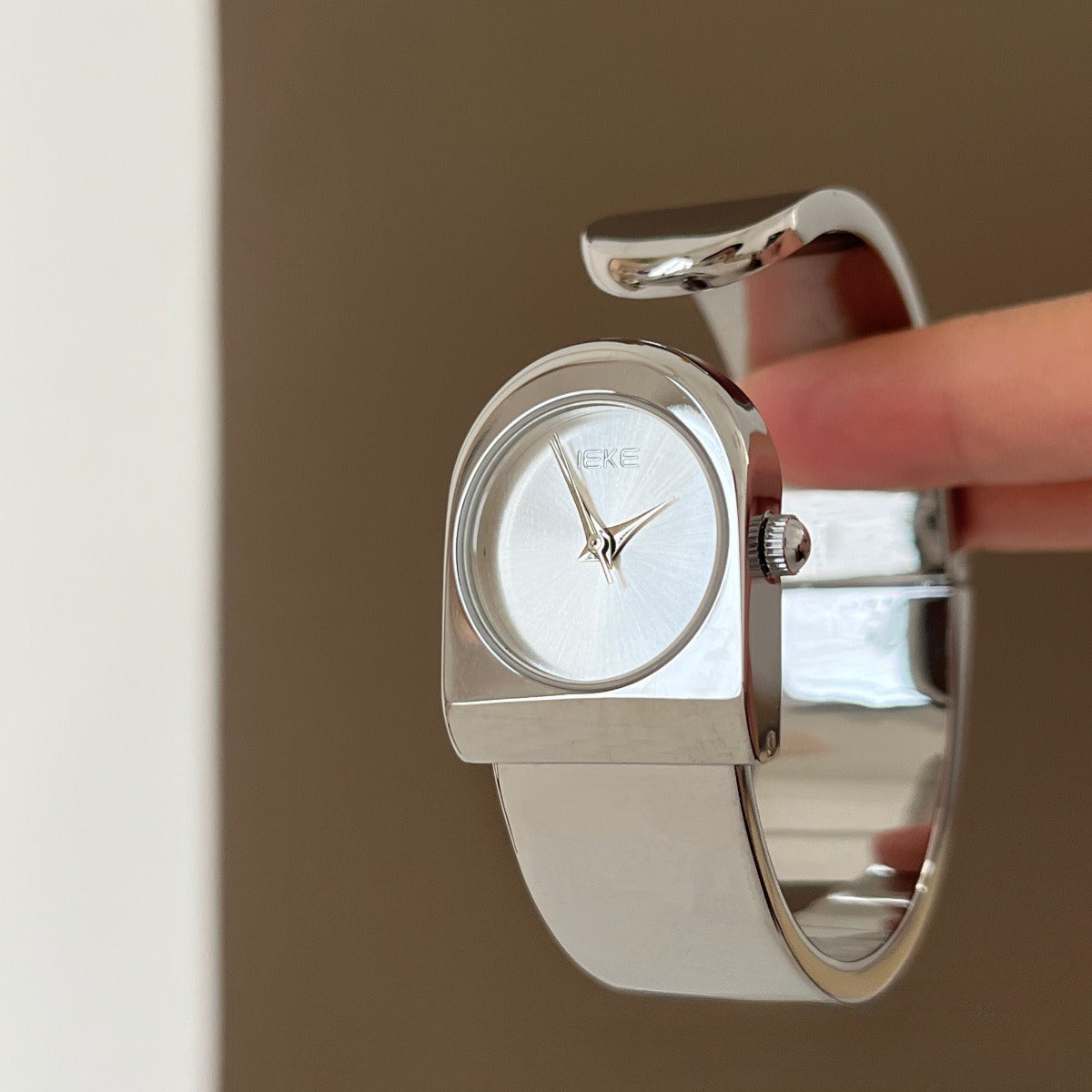 Minimalist retro dumb clock bracelet watch for women - niche, high-end, light luxury, exquisite, and elegant ladies' watch