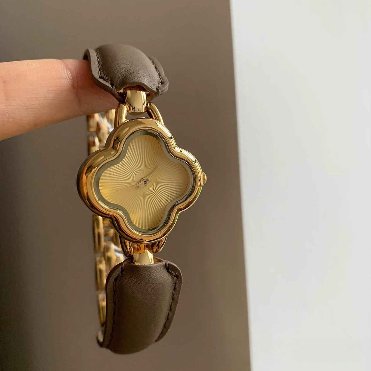 Anchor red clover leather strap bracelet watch - luxury, high-end, vintage quartz wristwatch