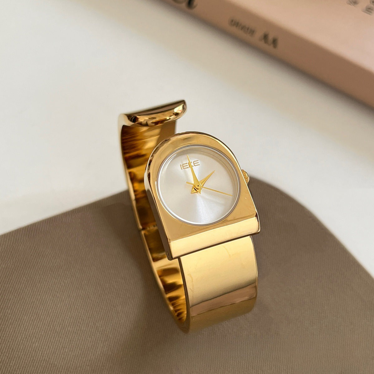 Minimalist retro dumb clock bracelet watch for women - niche, high-end, light luxury, exquisite, and elegant ladies' watch