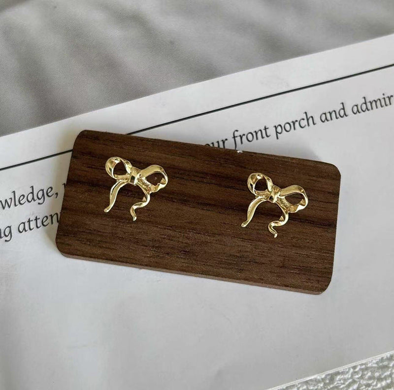 Earrings: luxurious and sophisticated 925 sterling silver stud earrings with pearls. elegant and versatile, a timeless classic