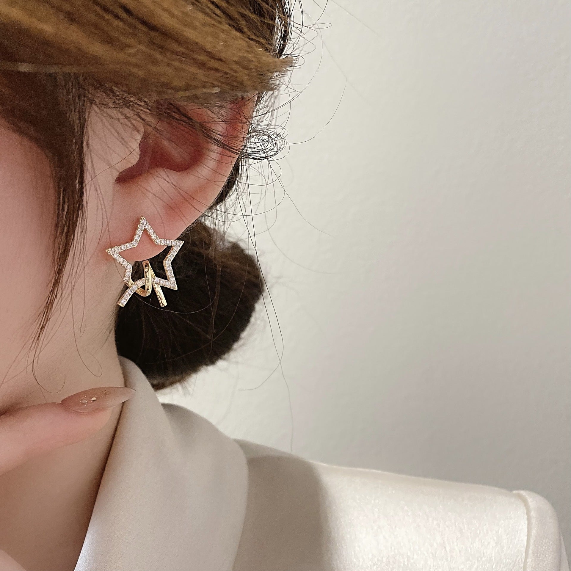 Earrings: luxurious and sophisticated 925 sterling silver stud earrings with pearls. elegant and versatile, a timeless classic