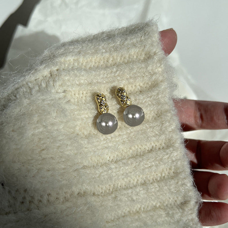 Earrings: luxurious and sophisticated 925 sterling silver stud earrings with pearls. elegant and versatile, a timeless classic