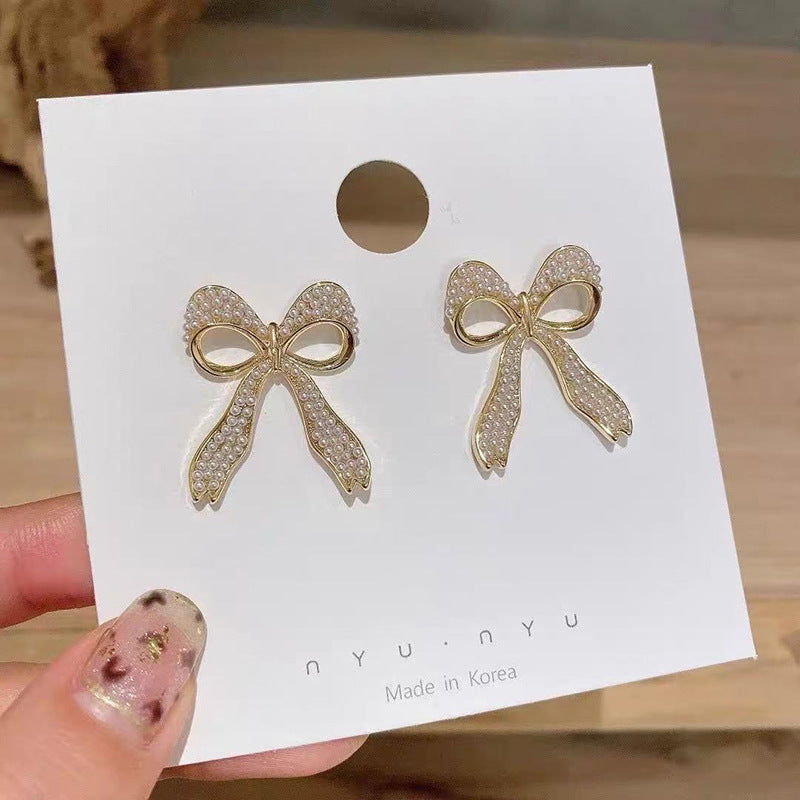 Earrings: luxurious and sophisticated 925 sterling silver stud earrings with pearls. elegant and versatile, a timeless classic