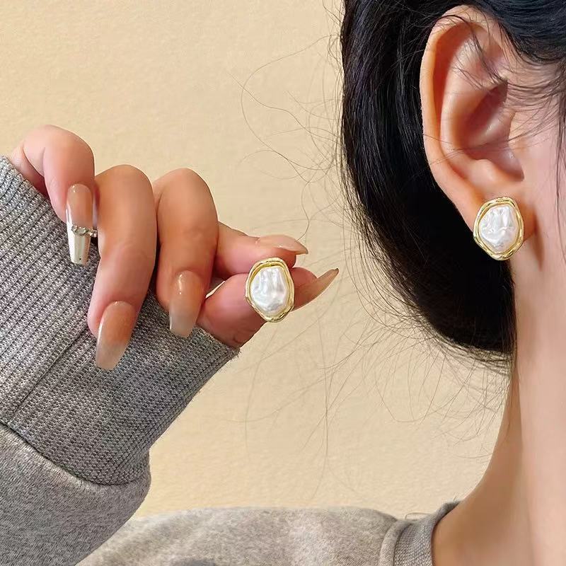 Earrings: luxurious and sophisticated 925 sterling silver stud earrings with pearls. elegant and versatile, a timeless classic