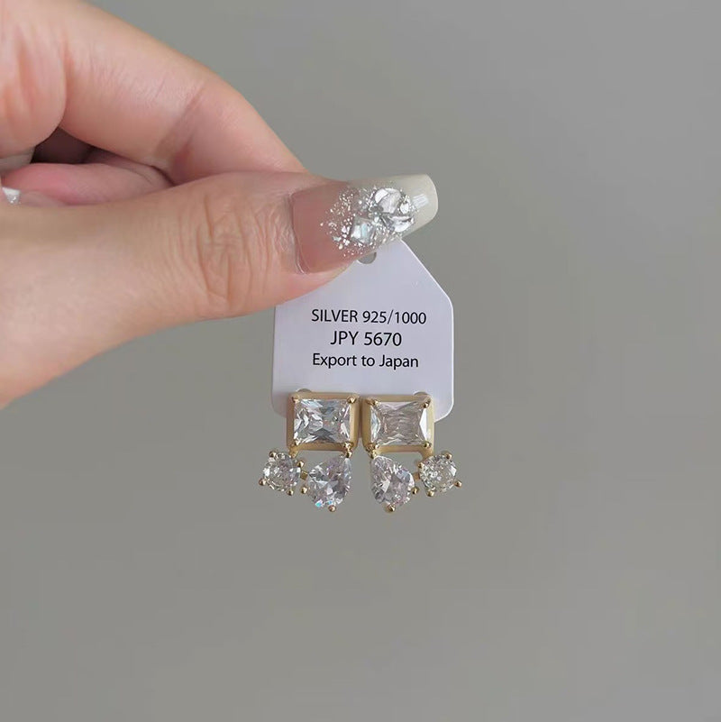 Earrings: luxurious and sophisticated 925 sterling silver stud earrings with pearls. elegant and versatile, a timeless classic