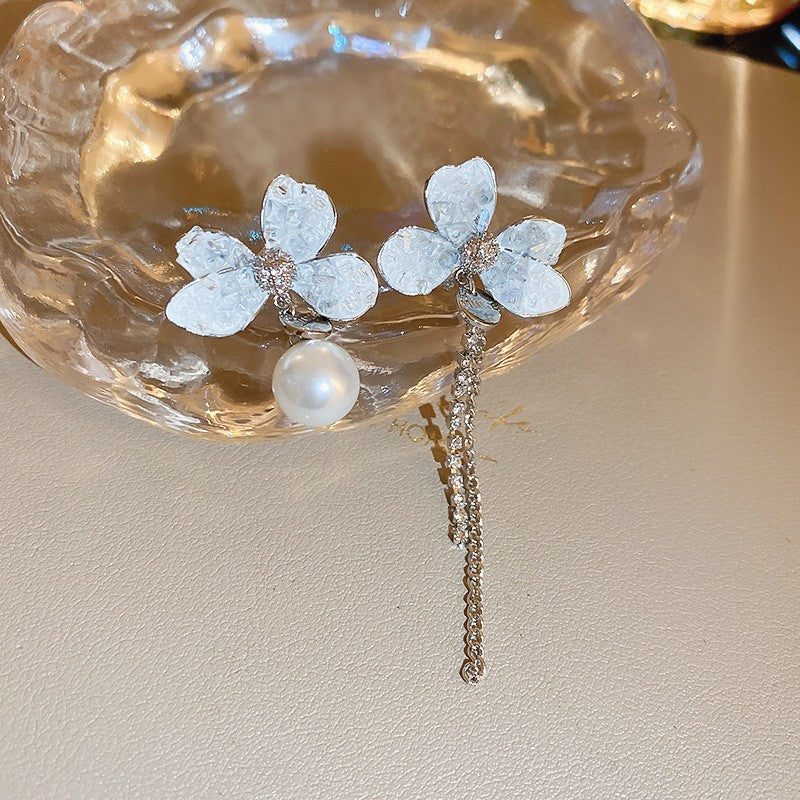 Silver needle gradient crystal flower earrings - chic design studs, versatile everyday earrings for a touch of elegance