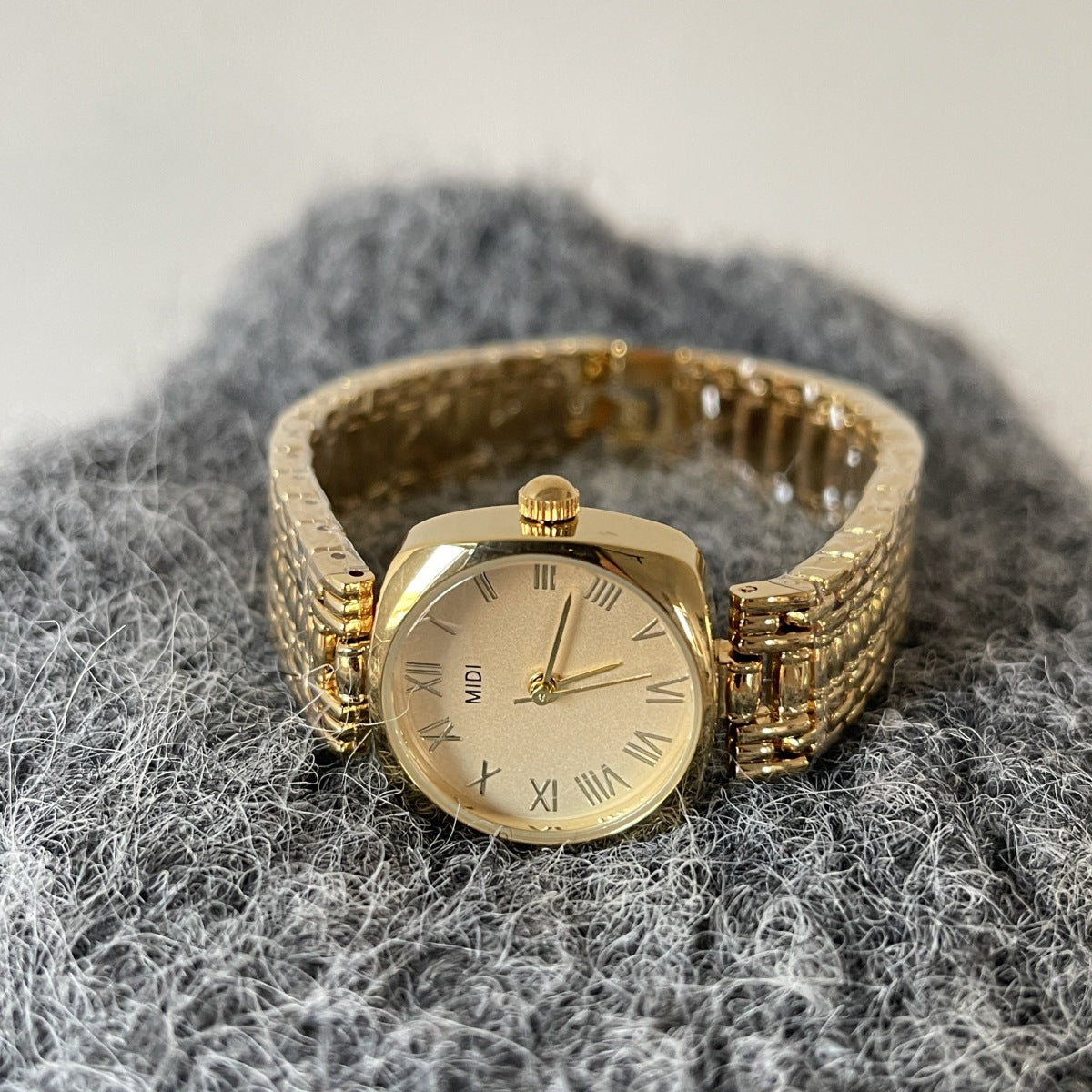 Niche style medieval style vintage watch for women niche styleaccessible luxuryretro exquisite classy golden steel strap watch