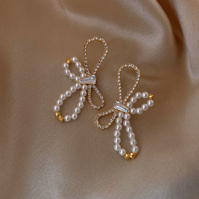 Earrings: luxurious and sophisticated 925 sterling silver stud earrings with pearls. elegant and versatile, a timeless classic