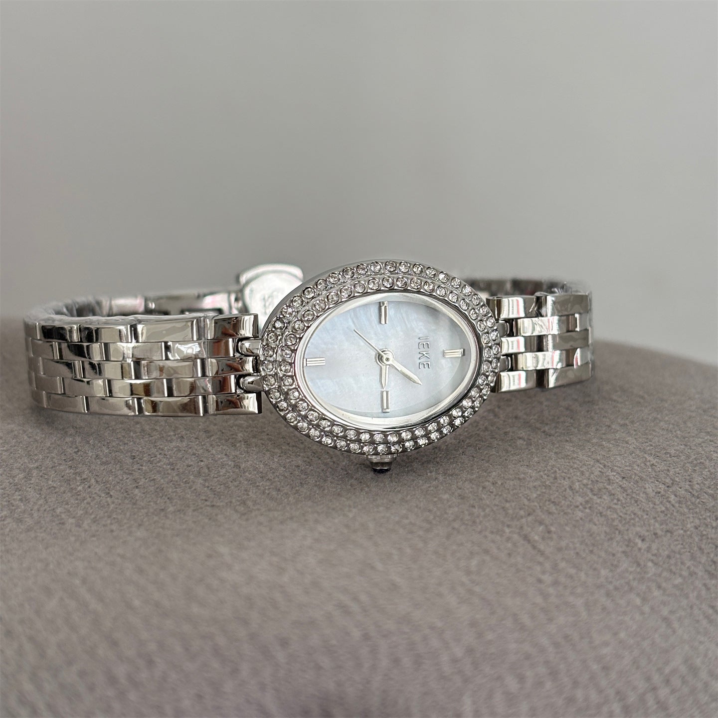 Diamond-studded "pigeon egg" watch for women - high-end, elegant, vintage-inspired, light luxury, minimalist, and exquisite ladies' wristwatch