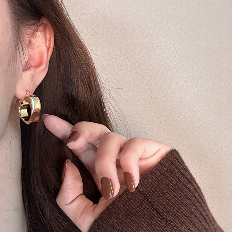 Earrings: luxurious and sophisticated 925 sterling silver stud earrings with pearls. elegant and versatile, a timeless classic