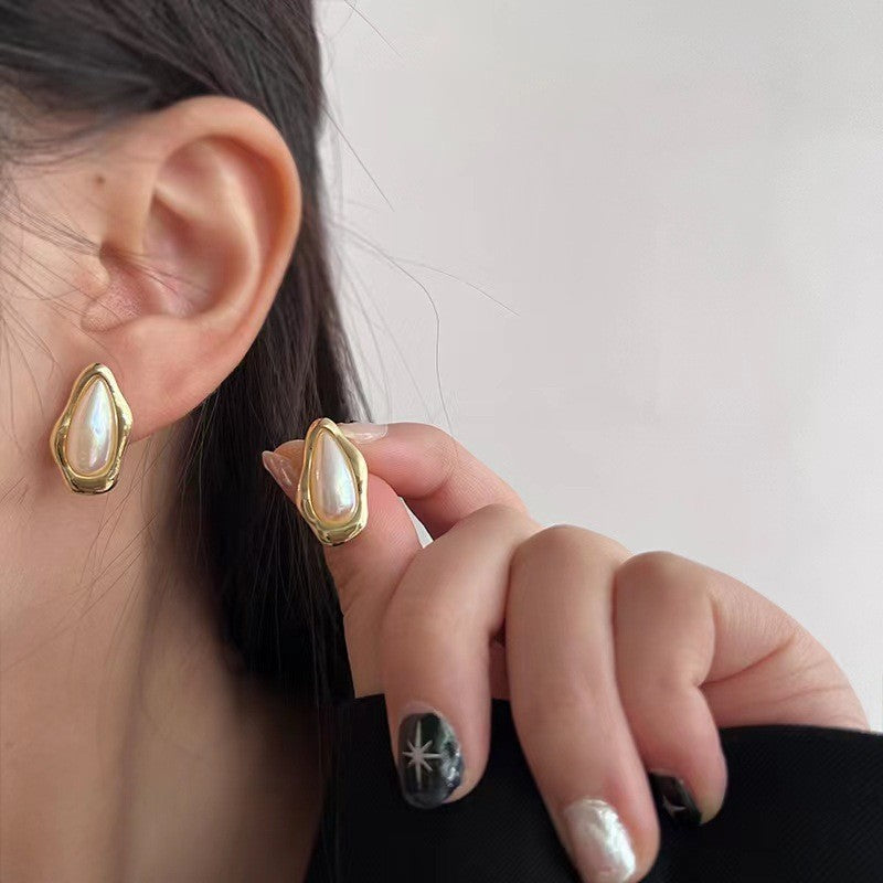 Earrings: luxurious and sophisticated 925 sterling silver stud earrings with pearls. elegant and versatile, a timeless classic