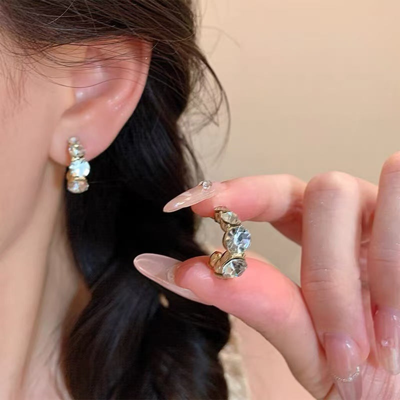Earrings: luxurious and sophisticated 925 sterling silver stud earrings with pearls. elegant and versatile, a timeless classic