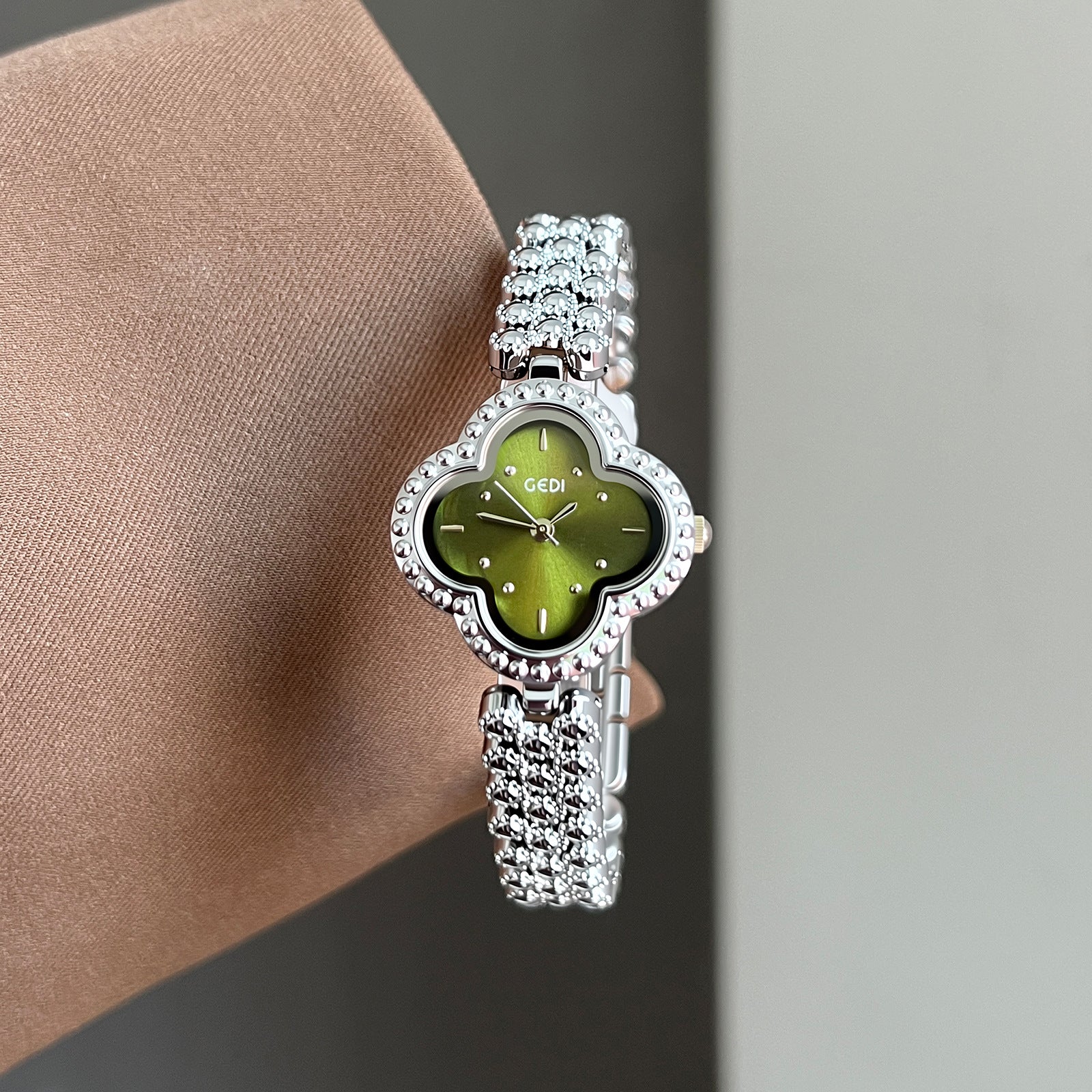 Wholesale vintage four-leaf clover bracelet watch - stylish, unique, and waterproof quartz timepiece