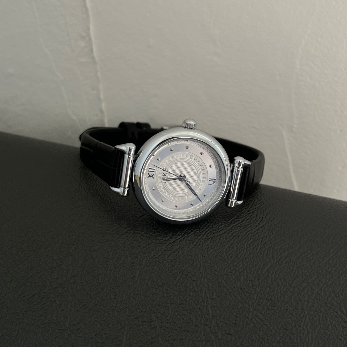 Round small dial watch women's niche light luxury retro artsy classy commuter leather strap quartz wristwatch