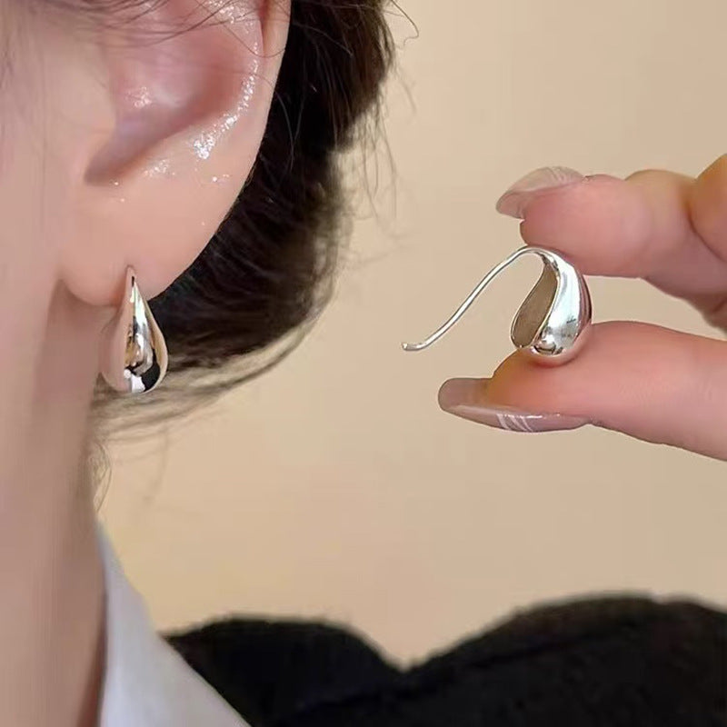 Earrings: luxurious and sophisticated 925 sterling silver stud earrings with pearls. elegant and versatile, a timeless classic