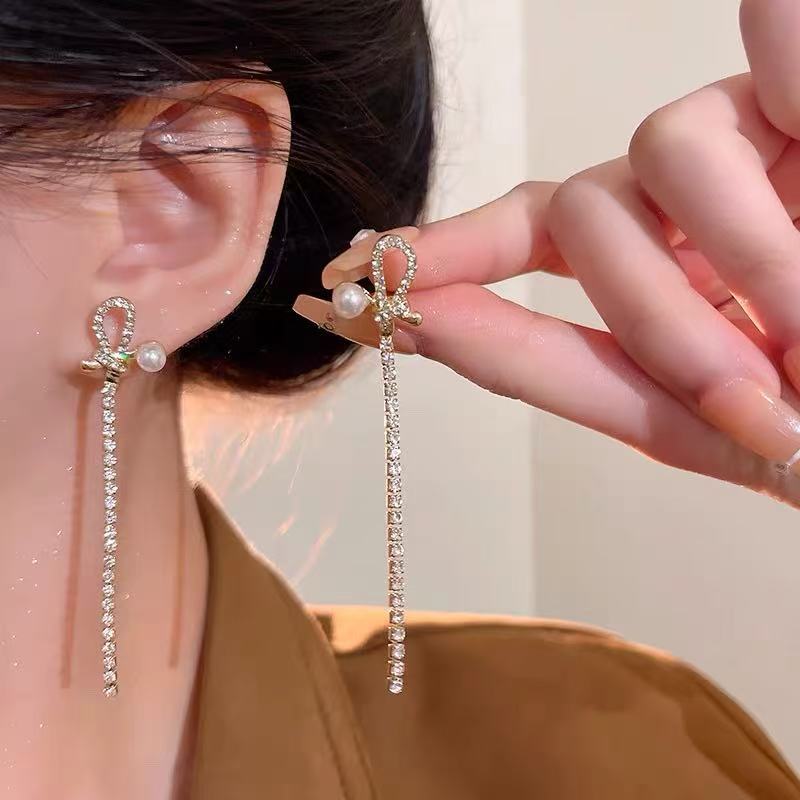 Earrings: luxurious and sophisticated 925 sterling silver stud earrings with pearls. elegant and versatile, a timeless classic