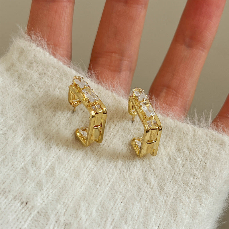 Earrings: luxurious and sophisticated 925 sterling silver stud earrings with pearls. elegant and versatile, a timeless classic