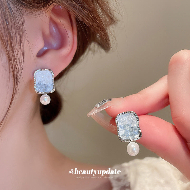 Silver needle gradient crystal flower earrings - chic design studs, versatile everyday earrings for a touch of elegance