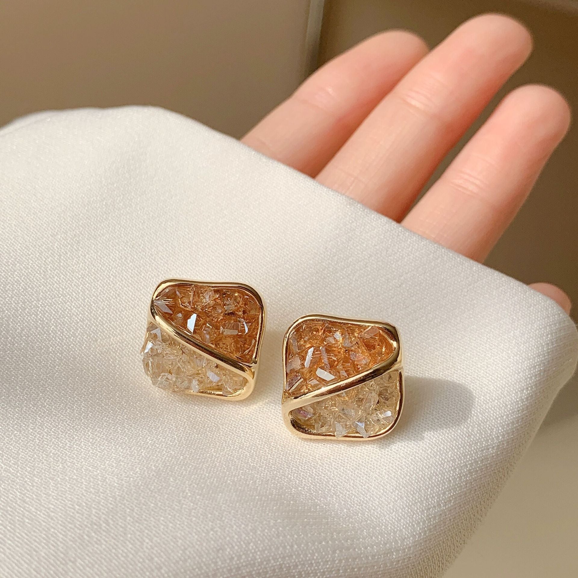 Silver needle gradient crystal flower earrings - chic design studs, versatile everyday earrings for a touch of elegance