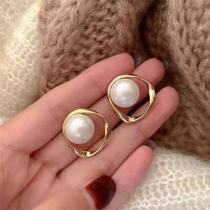 Earrings: luxurious and sophisticated 925 sterling silver stud earrings with pearls. elegant and versatile, a timeless classic
