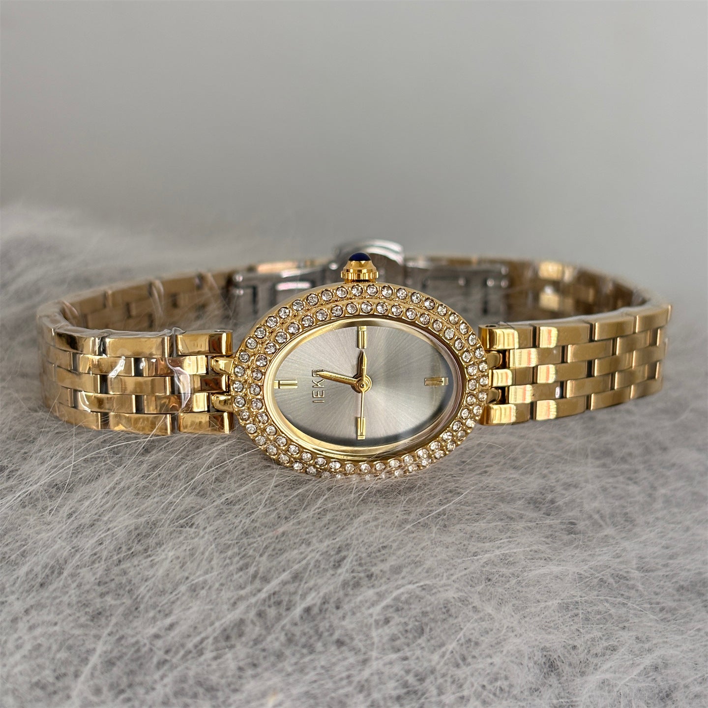 Diamond-studded "pigeon egg" watch for women - high-end, elegant, vintage-inspired, light luxury, minimalist, and exquisite ladies' wristwatch