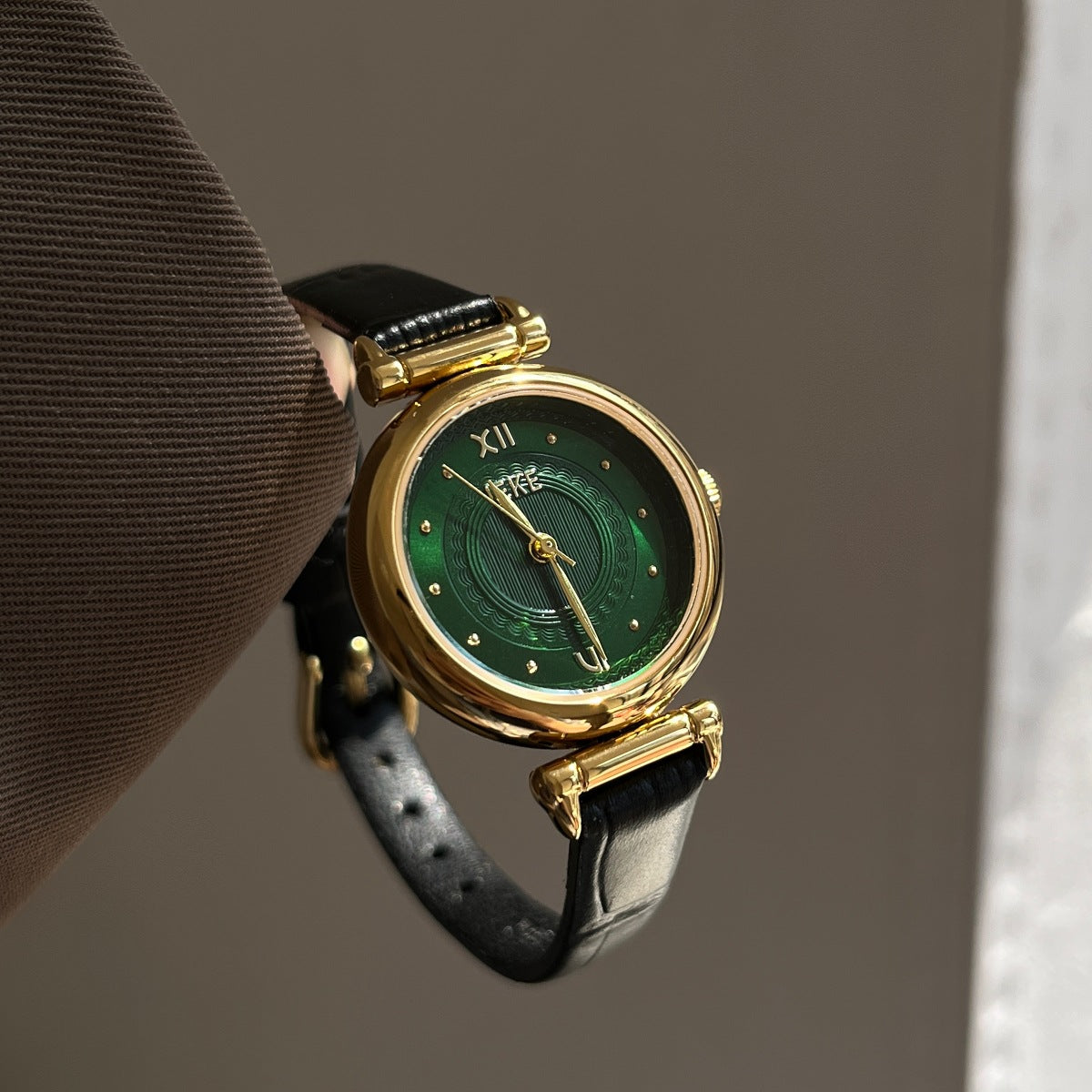 Round small dial watch women's niche light luxury retro artsy classy commuter leather strap quartz wristwatch