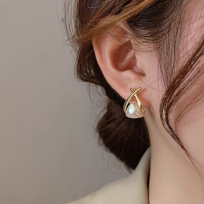 Earrings: luxurious and sophisticated 925 sterling silver stud earrings with pearls. elegant and versatile, a timeless classic