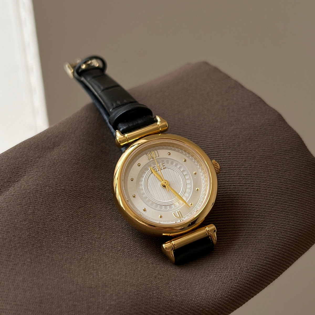 Round small dial watch women's niche light luxury retro artsy classy commuter leather strap quartz wristwatch