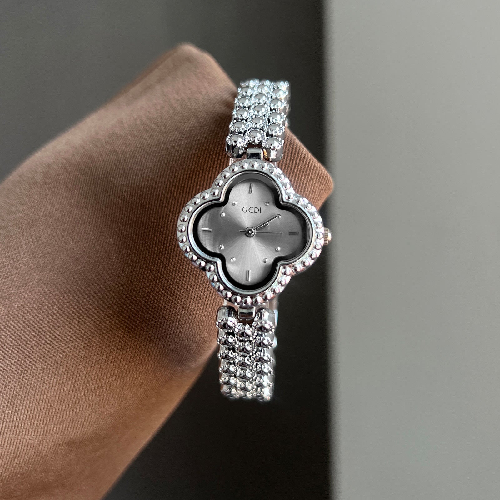 Wholesale vintage four-leaf clover bracelet watch - stylish, unique, and waterproof quartz timepiece
