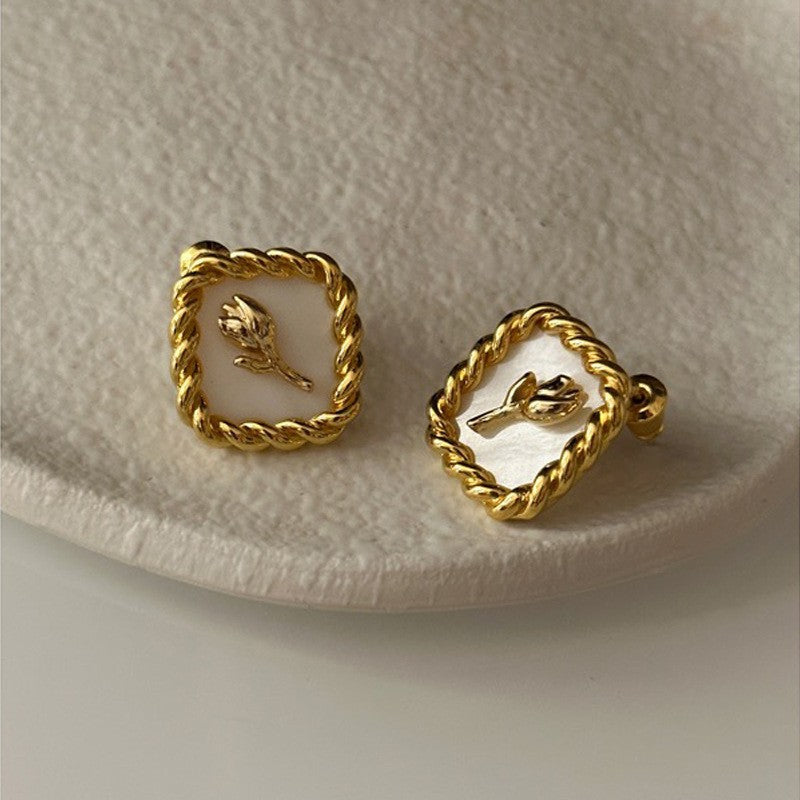 Earrings: luxurious and sophisticated 925 sterling silver stud earrings with pearls. elegant and versatile, a timeless classic