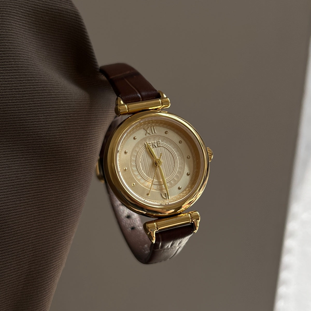 Round small dial watch women's niche light luxury retro artsy classy commuter leather strap quartz wristwatch