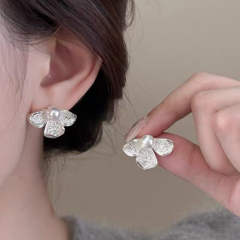 Earrings: luxurious and sophisticated 925 sterling silver stud earrings with pearls. elegant and versatile, a timeless classic