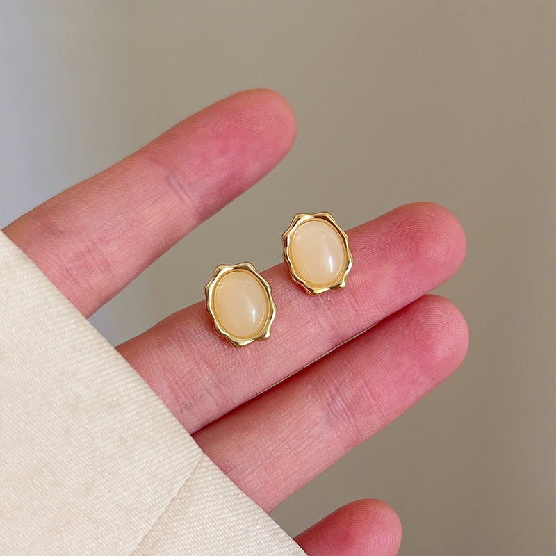 Earrings: luxurious and sophisticated 925 sterling silver stud earrings with pearls. elegant and versatile, a timeless classic