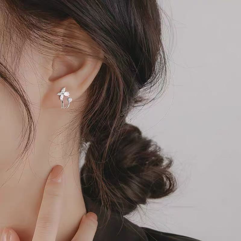 Earrings: luxurious and sophisticated 925 sterling silver stud earrings with pearls. elegant and versatile, a timeless classic