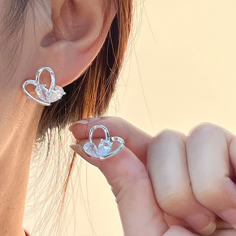 Earrings: luxurious and sophisticated 925 sterling silver stud earrings with pearls. elegant and versatile, a timeless classic