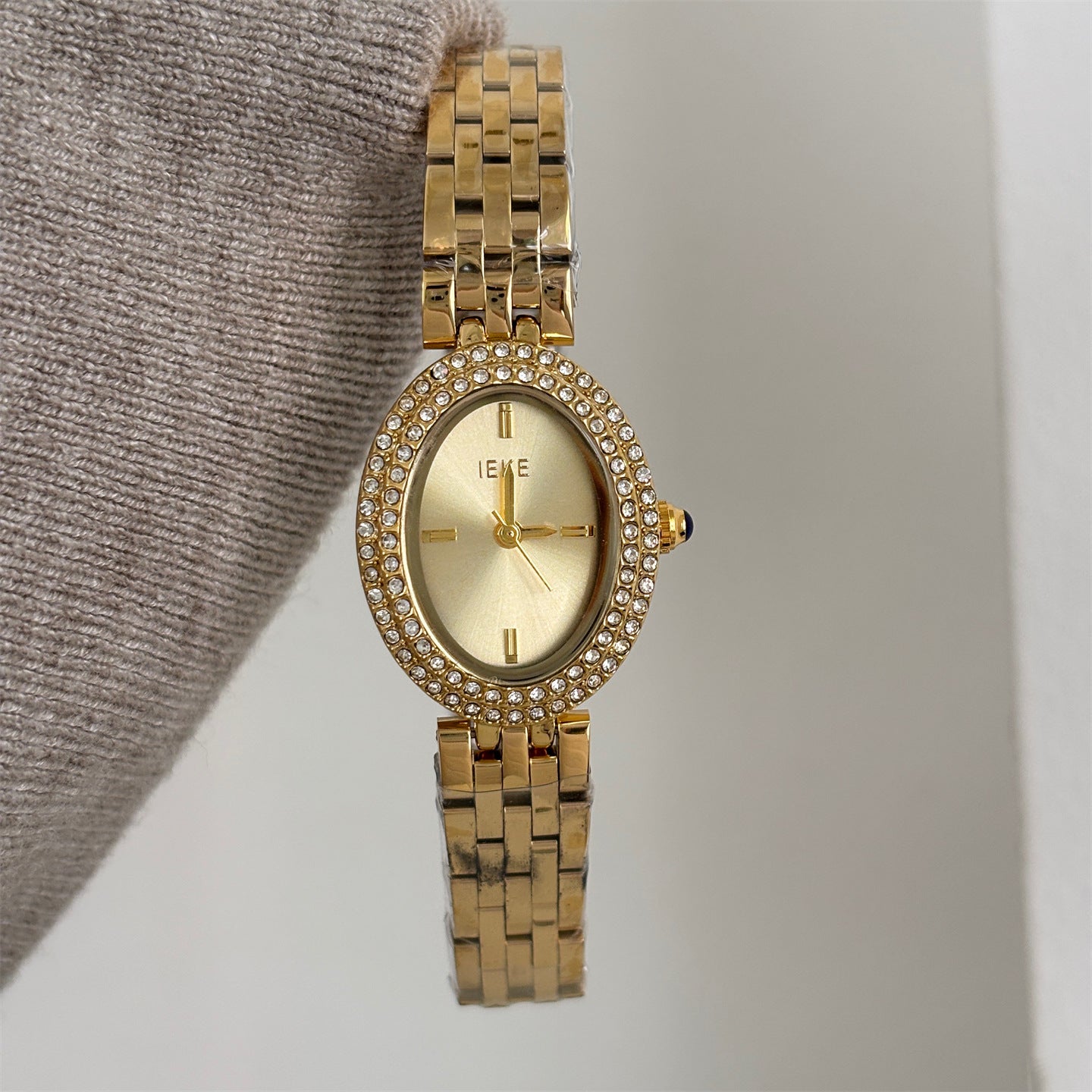 Diamond-studded "pigeon egg" watch for women - high-end, elegant, vintage-inspired, light luxury, minimalist, and exquisite ladies' wristwatch