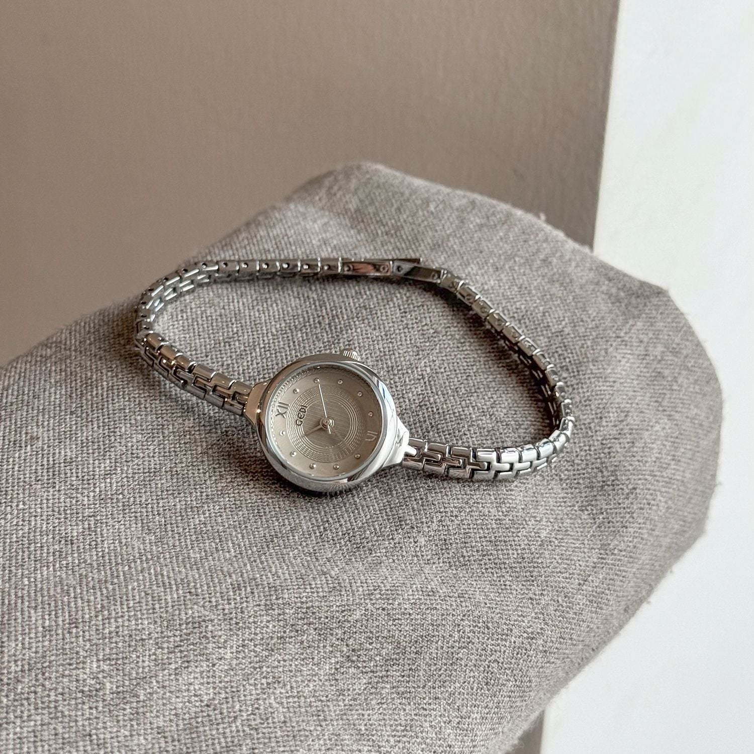 2026 trendy women's watches: vintage-inspired, high-end, exquisite, stylish, niche, and accessible luxury quartz wristwatches