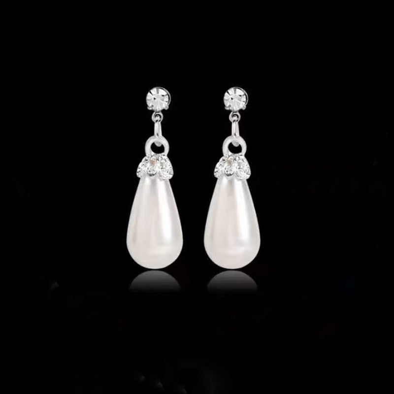 Earrings: luxurious and sophisticated 925 sterling silver stud earrings with pearls. elegant and versatile, a timeless classic