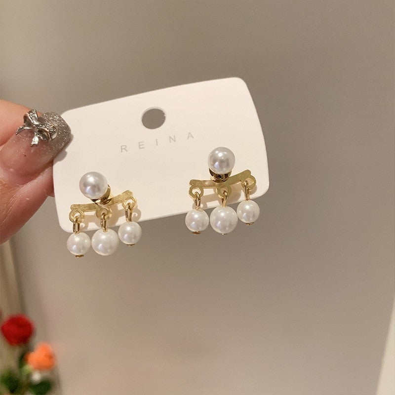 Earrings: luxurious and sophisticated 925 sterling silver stud earrings with pearls. elegant and versatile, a timeless classic