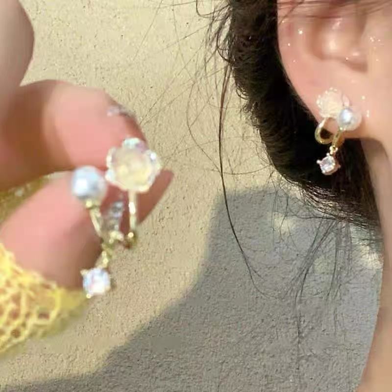Earrings: luxurious and sophisticated 925 sterling silver stud earrings with pearls. elegant and versatile, a timeless classic