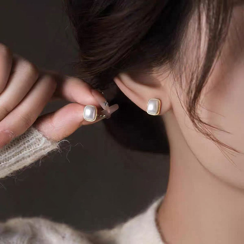Earrings: luxurious and sophisticated 925 sterling silver stud earrings with pearls. elegant and versatile, a timeless classic