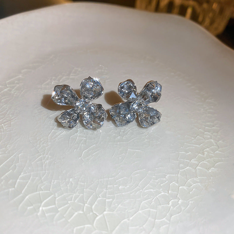 Silver needle gradient crystal flower earrings - chic design studs, versatile everyday earrings for a touch of elegance