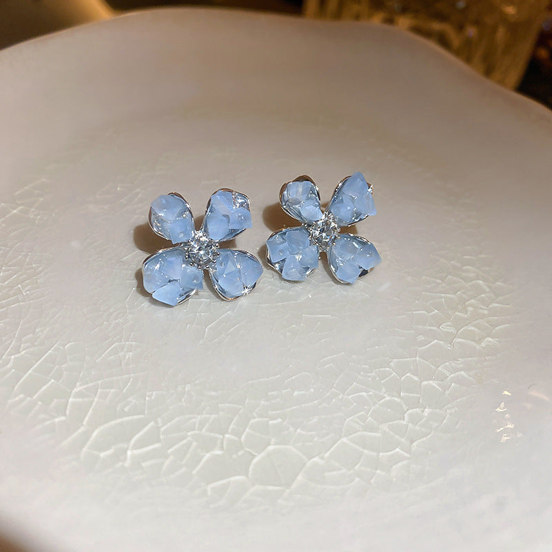 Silver needle gradient crystal flower earrings - chic design studs, versatile everyday earrings for a touch of elegance
