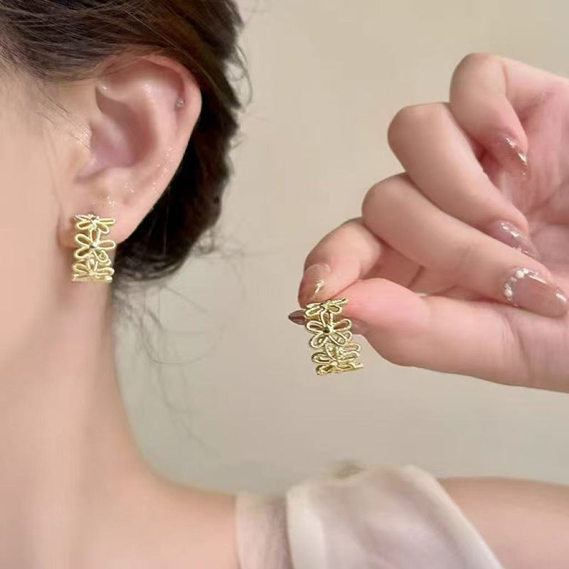 Earrings: luxurious and sophisticated 925 sterling silver stud earrings with pearls. elegant and versatile, a timeless classic
