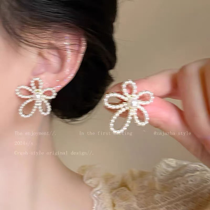 Earrings: luxurious and sophisticated 925 sterling silver stud earrings with pearls. elegant and versatile, a timeless classic