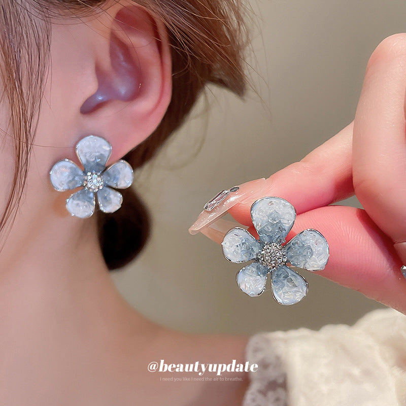 Silver needle gradient crystal flower earrings - chic design studs, versatile everyday earrings for a touch of elegance