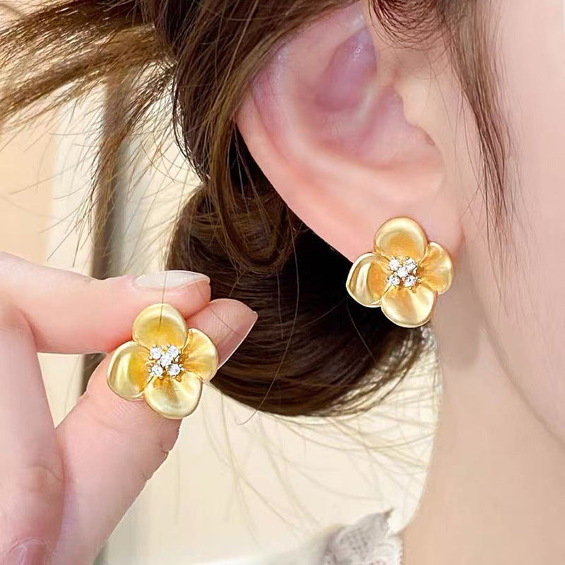 Earrings: luxurious and sophisticated 925 sterling silver stud earrings with pearls. elegant and versatile, a timeless classic