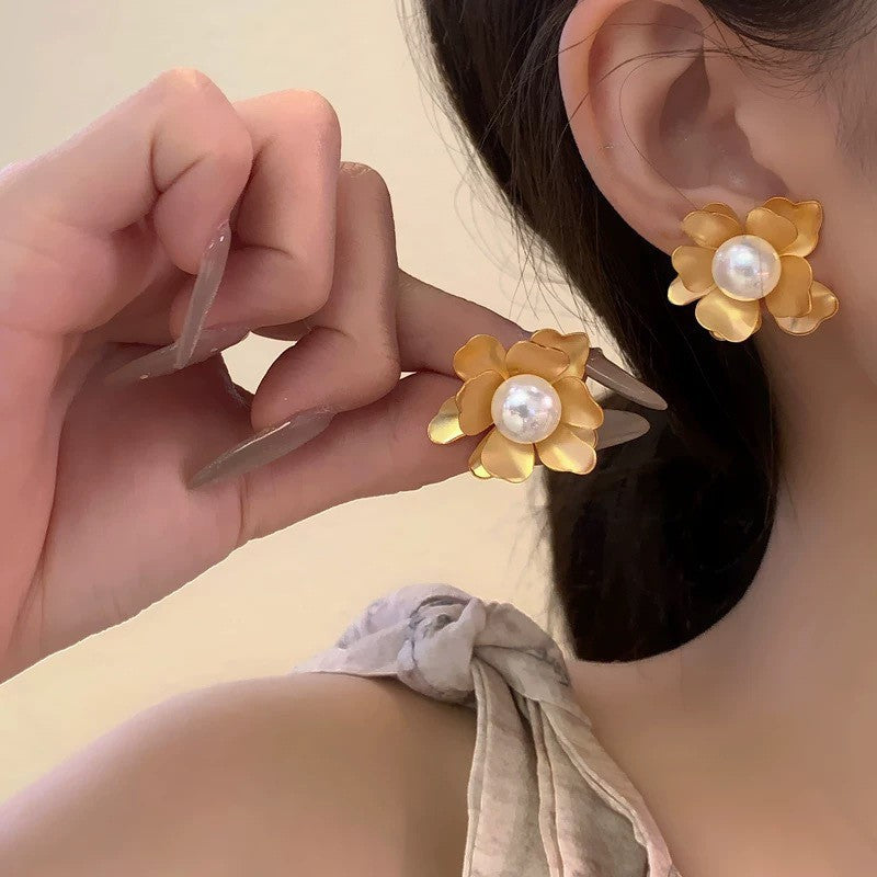 Earrings: luxurious and sophisticated 925 sterling silver stud earrings with pearls. elegant and versatile, a timeless classic